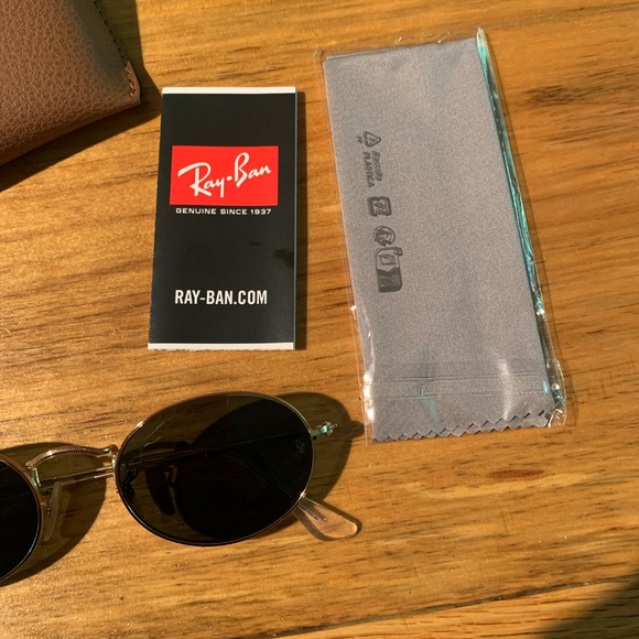 Ray-Ban Silver and Black Round Sunglasses - Picture 4 of 4